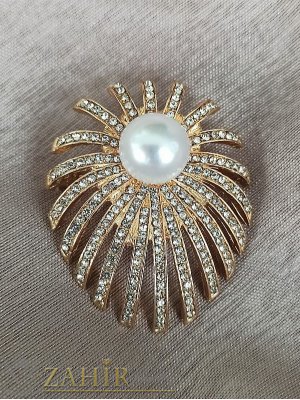 Елегантна  изящна брошка с голяма бяла перла с бели кристали на златиста основа, размер 4,5 на 3,5 см, красива изработка  - B1298